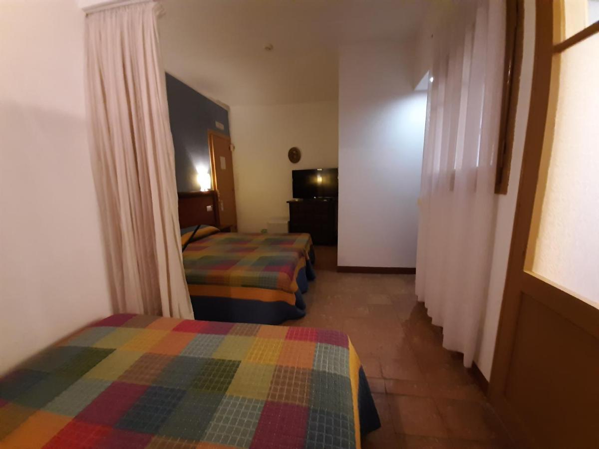 Hostal Platja カンブリルス エクステリア 写真